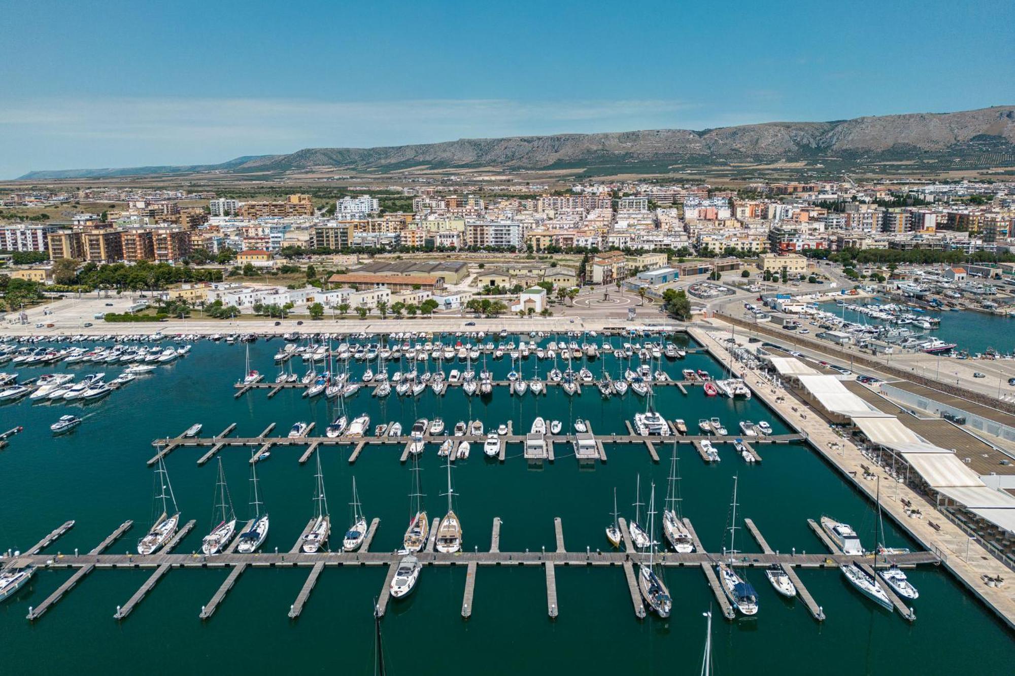 Готель Marina Del Gargano Houseboat Манфредонія Екстер'єр фото