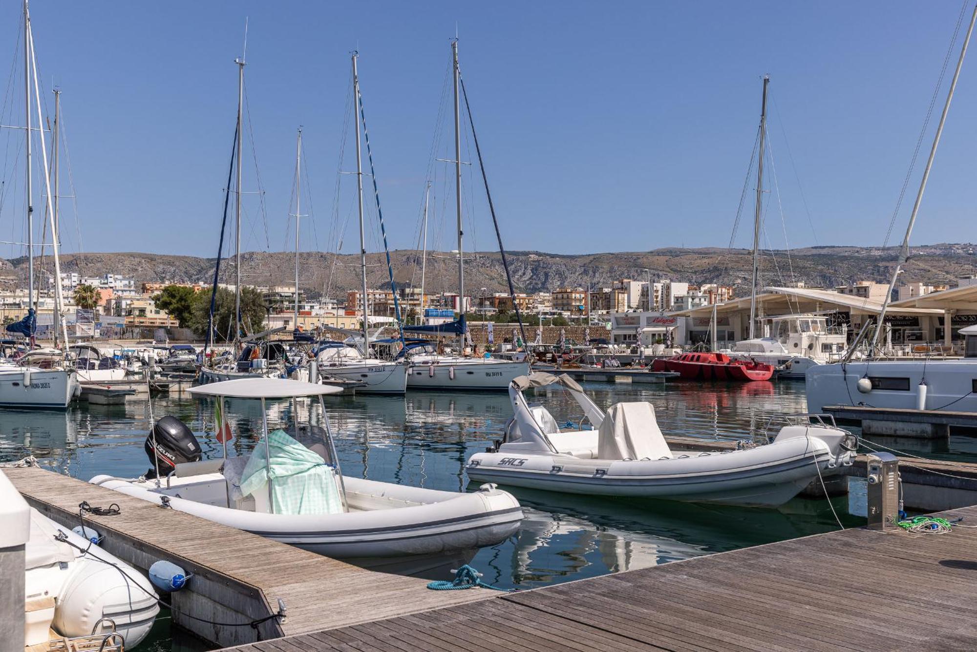 Готель Marina Del Gargano Houseboat Манфредонія Екстер'єр фото